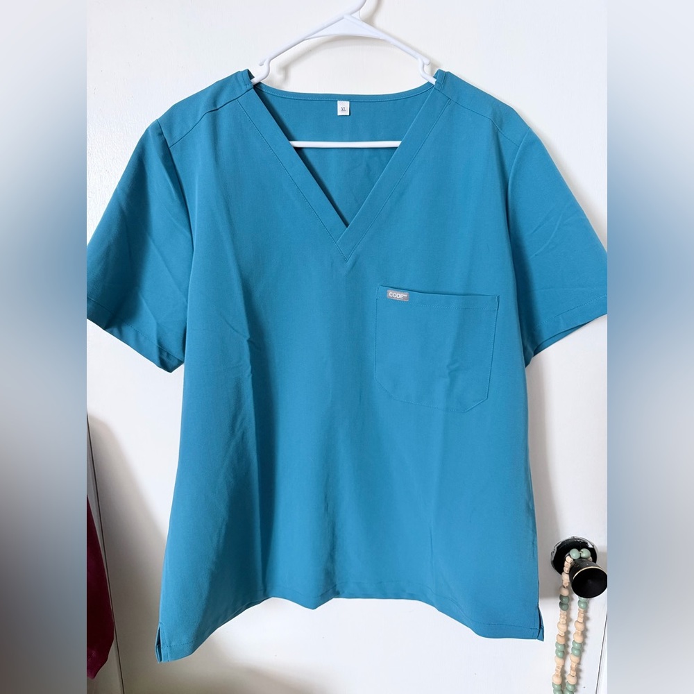 Code scrub top NWOT